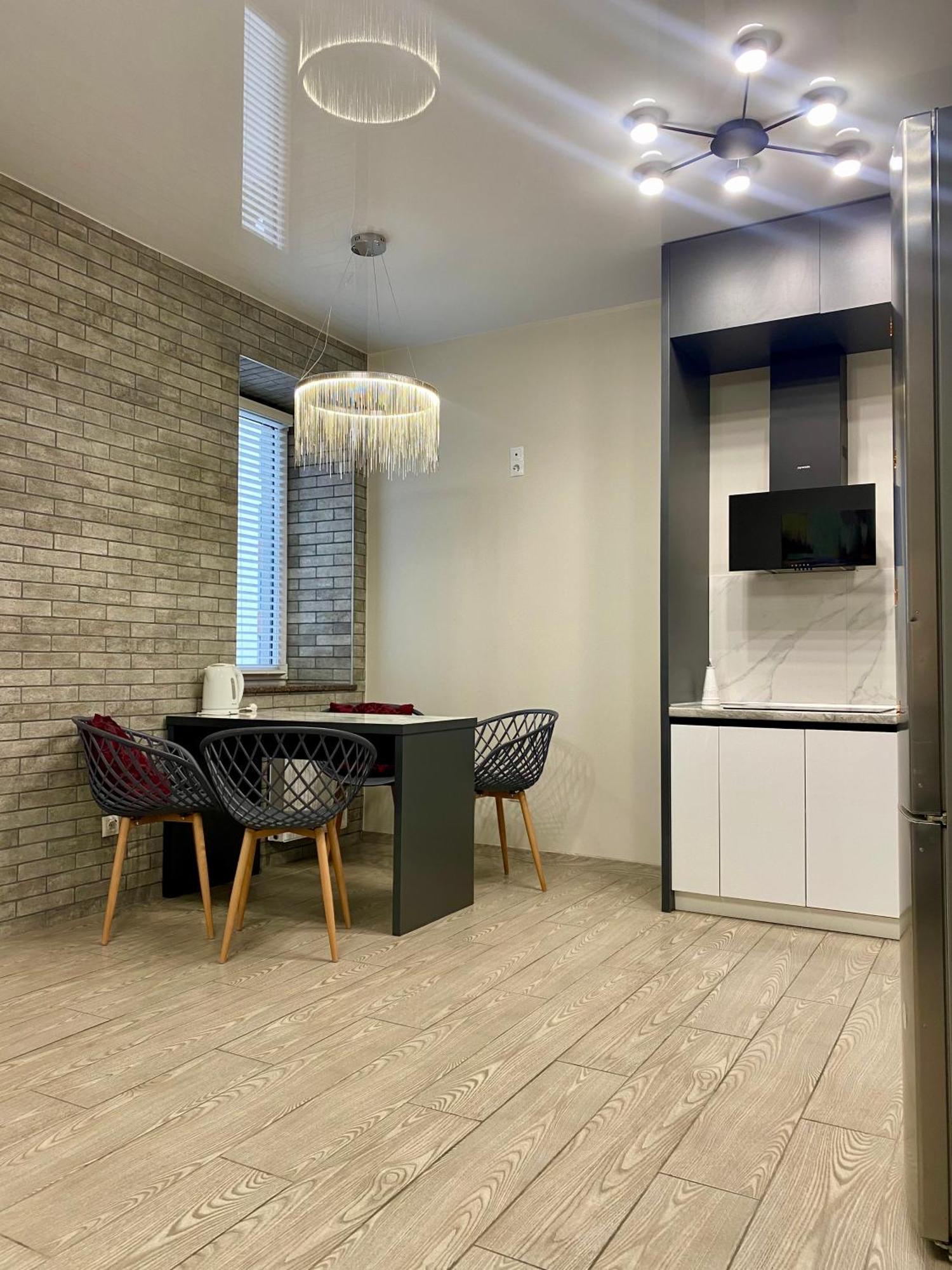 Vip Apartment У Центрі Міста, Новобуджк Театральний,Дуже Простора รีฟเน ภายนอก รูปภาพ