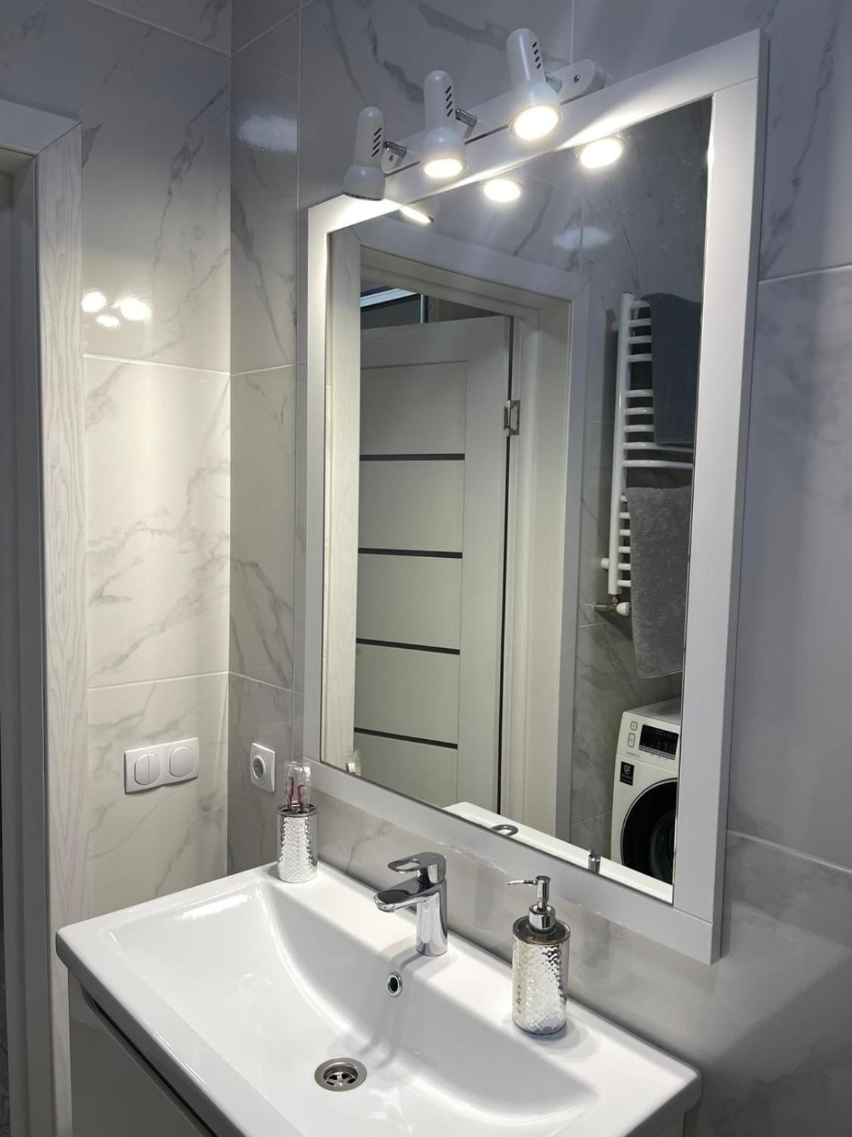 Vip Apartment У Центрі Міста, Новобуджк Театральний,Дуже Простора รีฟเน ภายนอก รูปภาพ