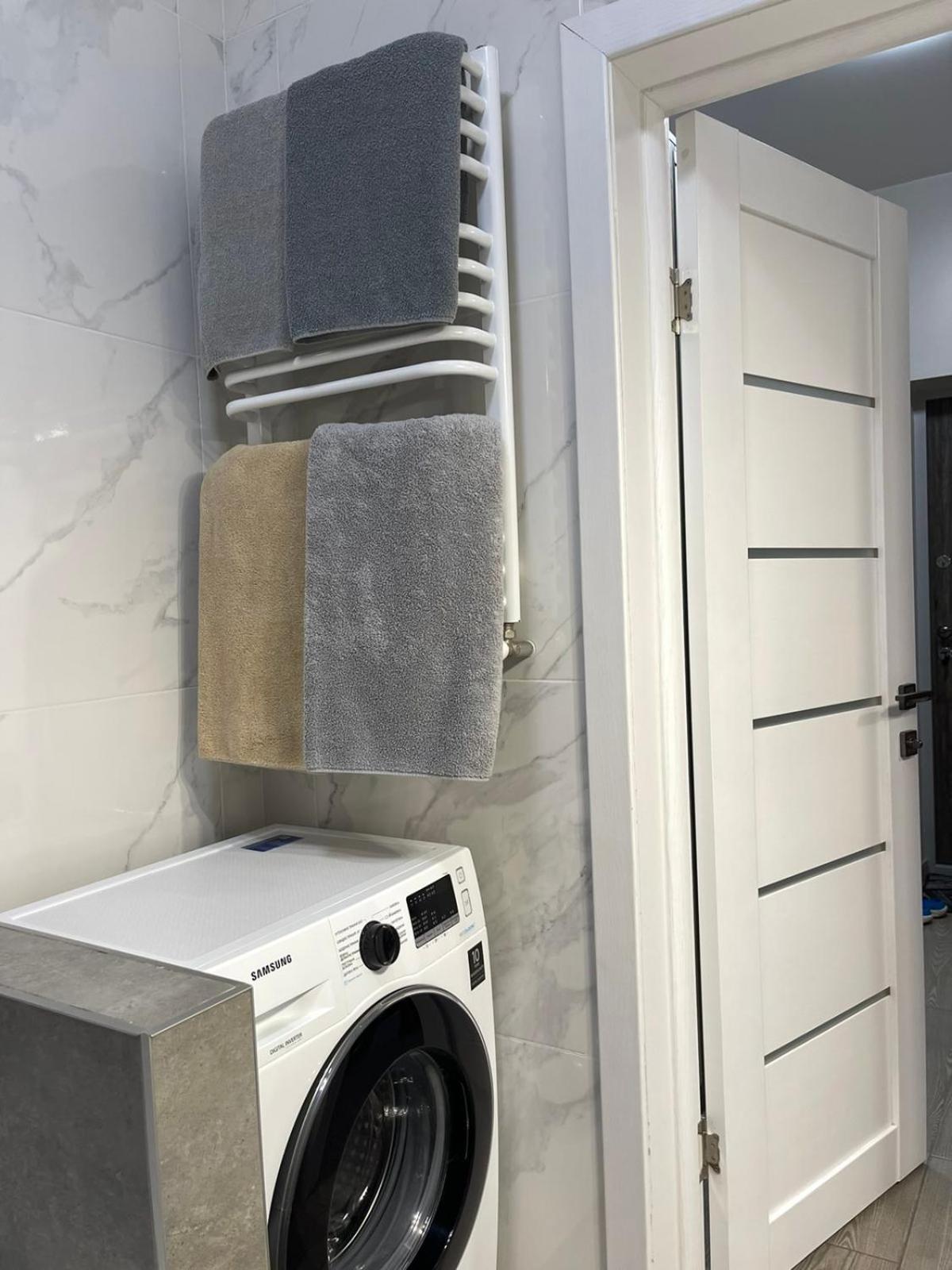 Vip Apartment У Центрі Міста, Новобуджк Театральний,Дуже Простора รีฟเน ภายนอก รูปภาพ