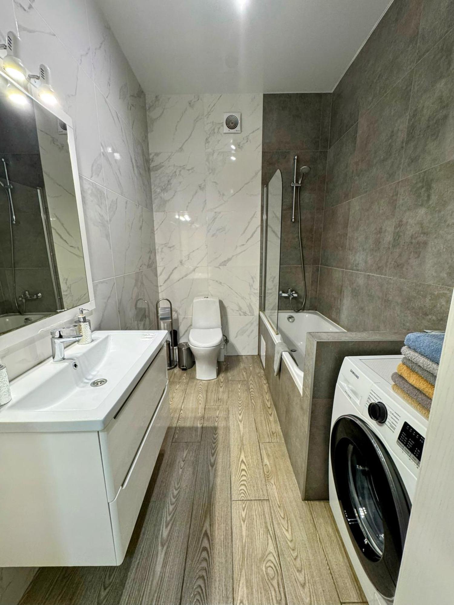 Vip Apartment У Центрі Міста, Новобуджк Театральний,Дуже Простора รีฟเน ภายนอก รูปภาพ